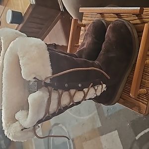 Women's UGG F8007h size